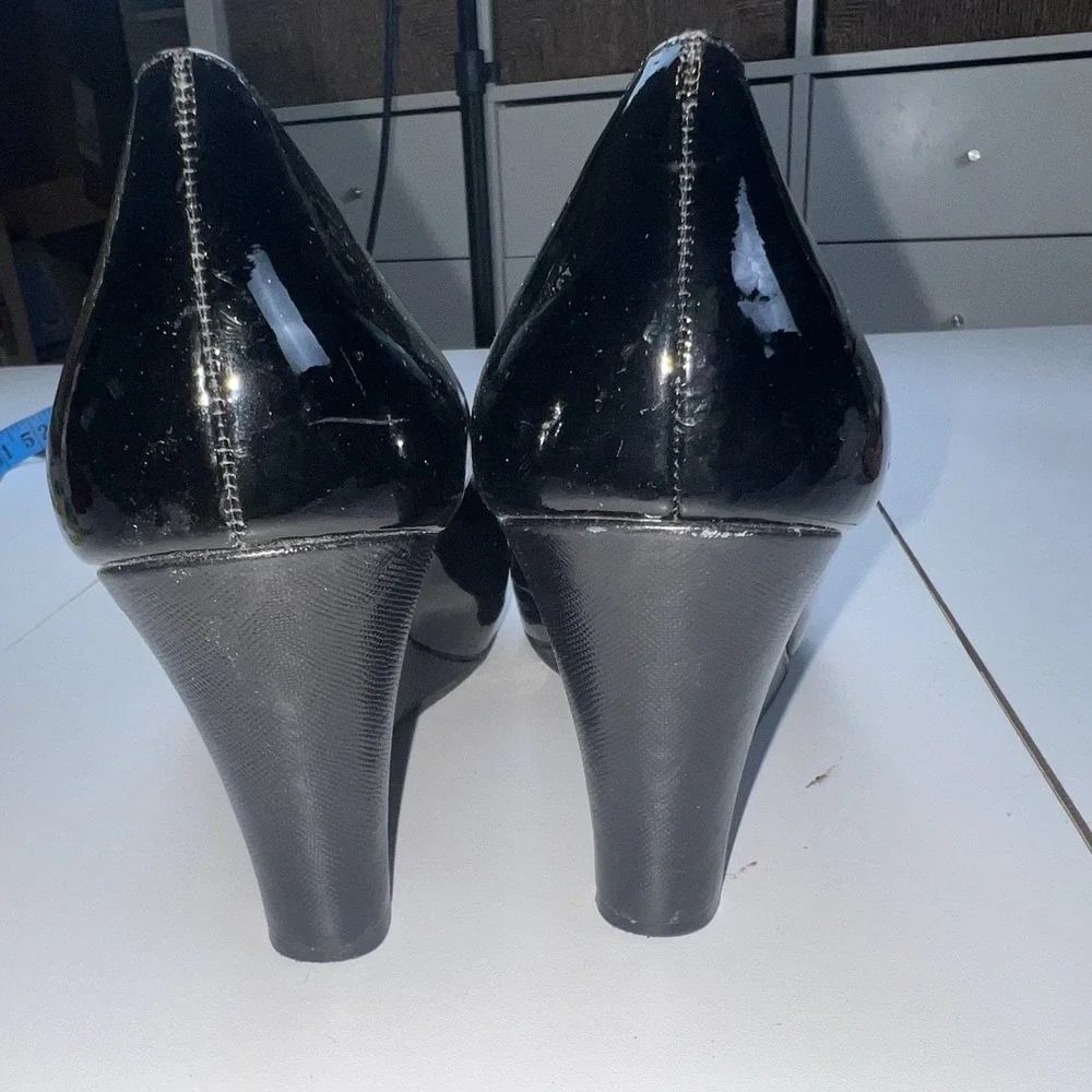 Lilly Pulitzer Black Patent Leather Wedge Peep Toe Classic Heels. 8.5 M